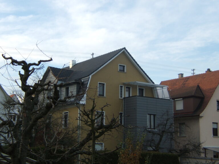 Modernisierter Anbau am gelben Haus.