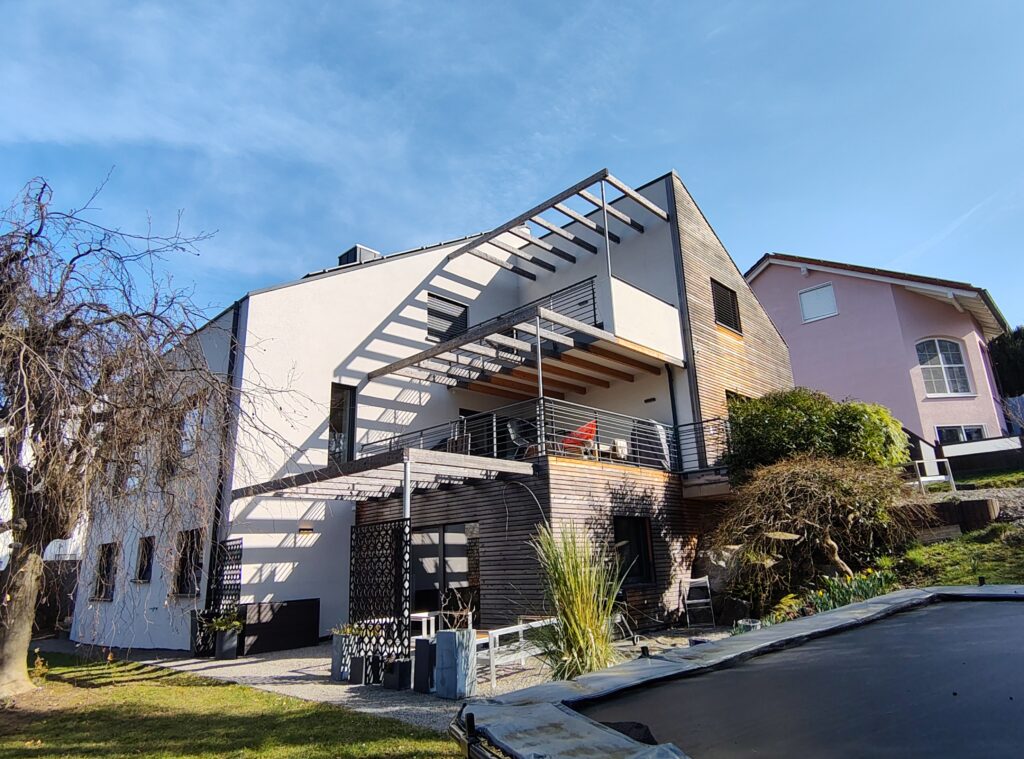 Moderne Villa mit offener Terrasse.