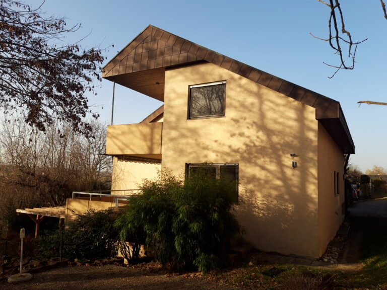 Modernes Haus, lange Schatten, Wintersonne.