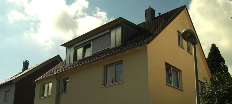 Gelbes Haus mit Dachgaube, Laterne.