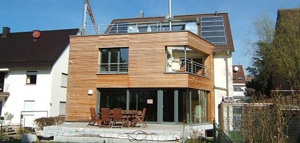 Modernes Holzhaus mit Solarpanelen.
