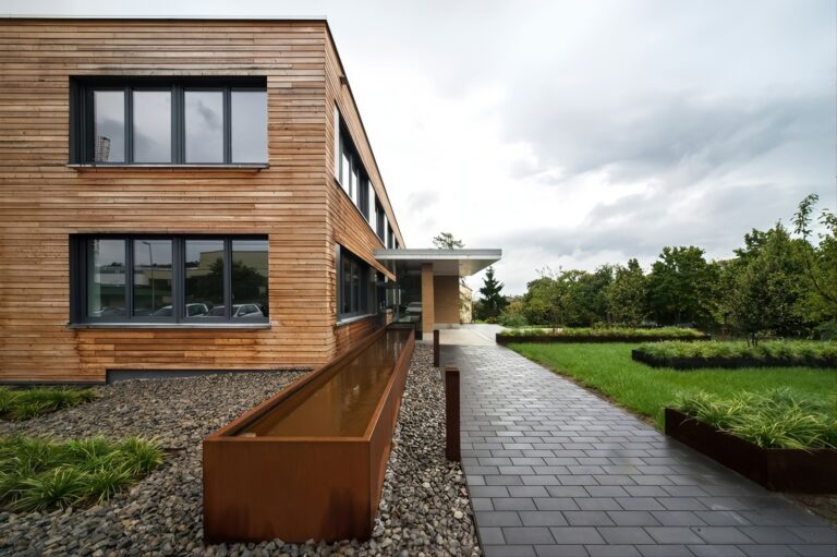 Modernes Holzhaus, Wasserbecken, Garten.