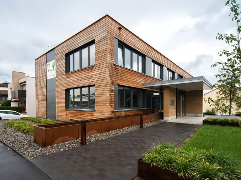 Modernes Holzgebäude mit vielen Fenstern.