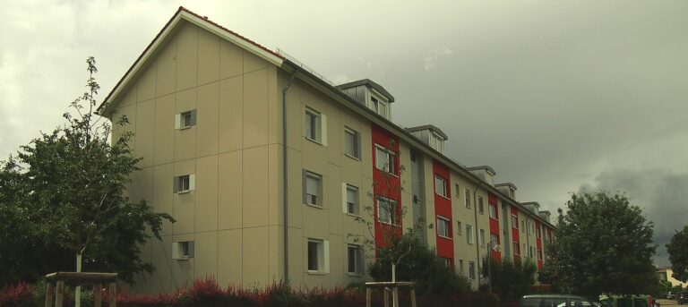 Wohnblock mit roten Fassadenelementen