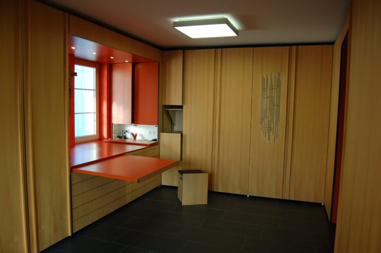 Orange-eckiger Tisch, moderne Holzschränke.