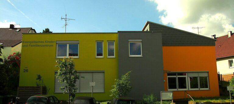 Buntes Gebäude mit modernen Formen.