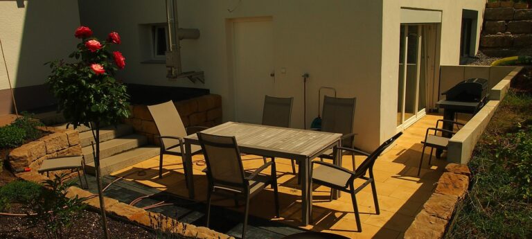 Rosen, Sonnenterrasse, Grill, Sitzgruppe, Natur.