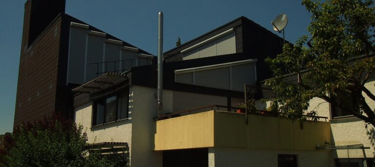 Moderne Architektur, viele geschlossene Rollläden.
