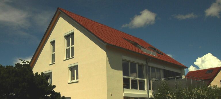 Modernes Haus mit rotem Dach.