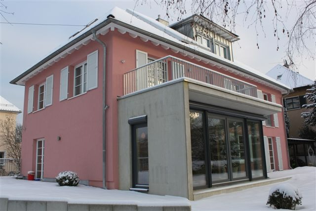 Rosa Haus, Winter, moderne Architektur.