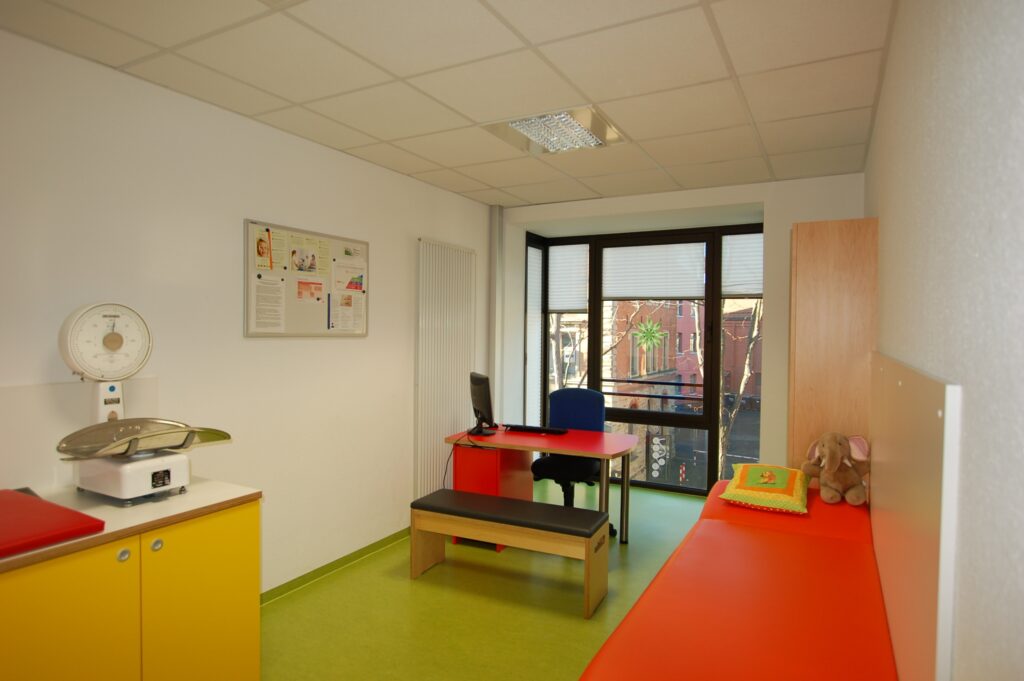 Knallige Farben, Waage, Kuscheltier, Kinderarzt.