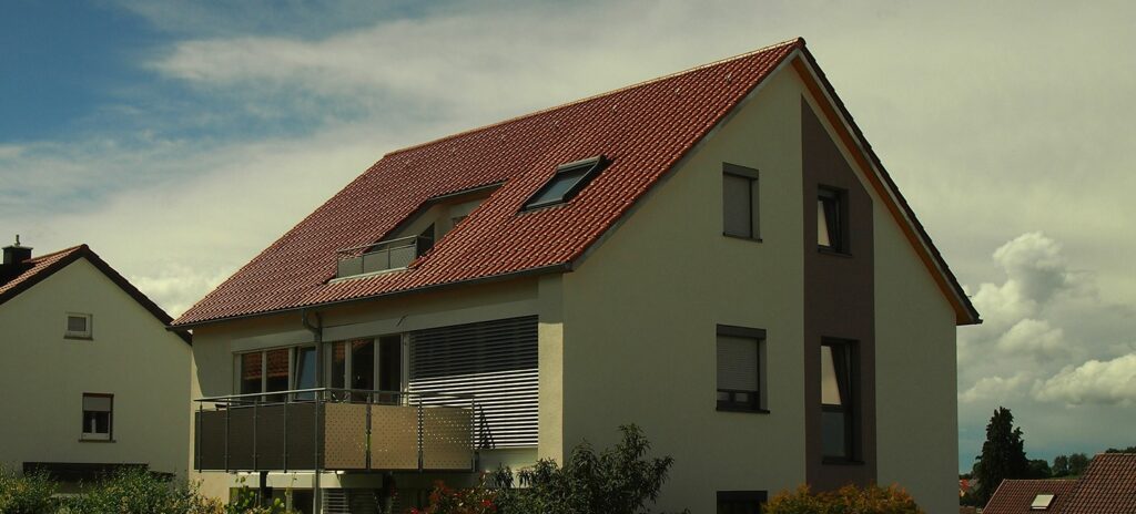 Zweistöckiges Haus mit Balkon.